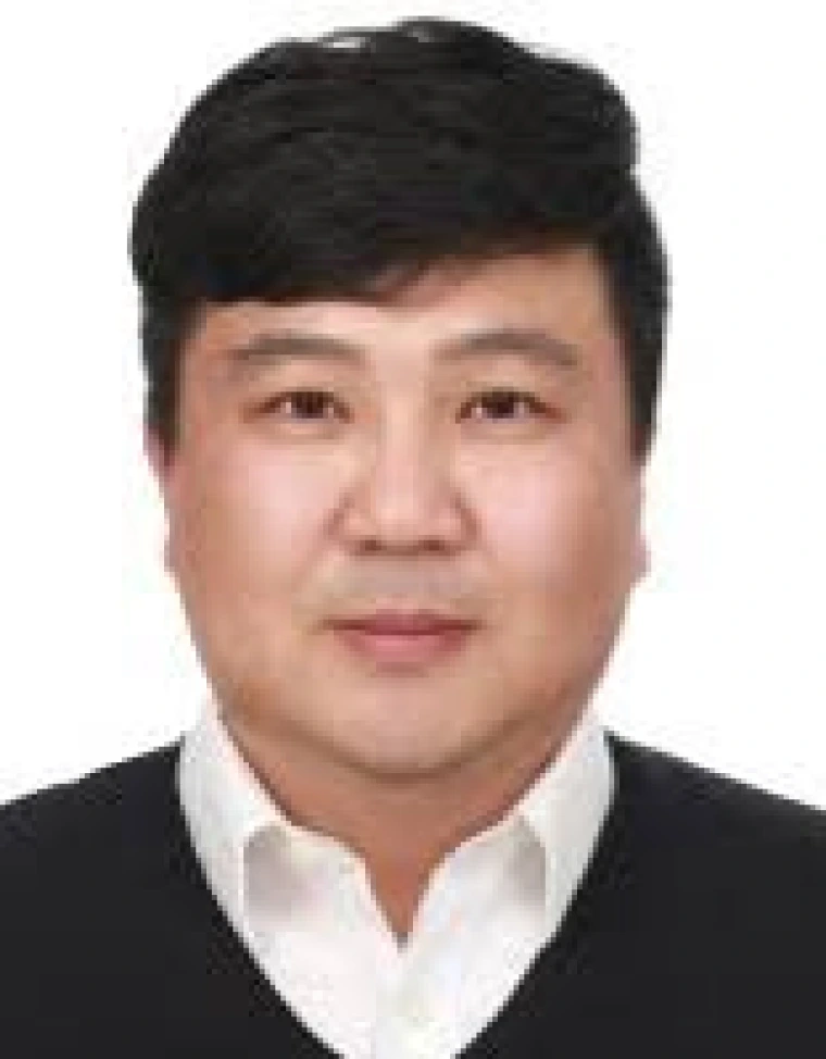 Headshot of student, Sungman Cho. 